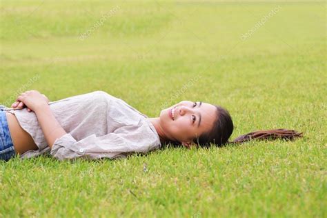 Meisje Liggen In Het Gras — Stockfoto © Artart 86845612