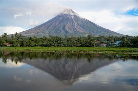Premium Photo Mayon Volcano Reflection