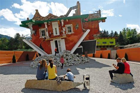 Betrachter an ein seitenverkehrtes foto, beim näheren anschauen wird aber klar, dass dieses haus wirklich kopfüber steht. China will mit Kopfüber-Haus bei Shanghai neue Touristen ...