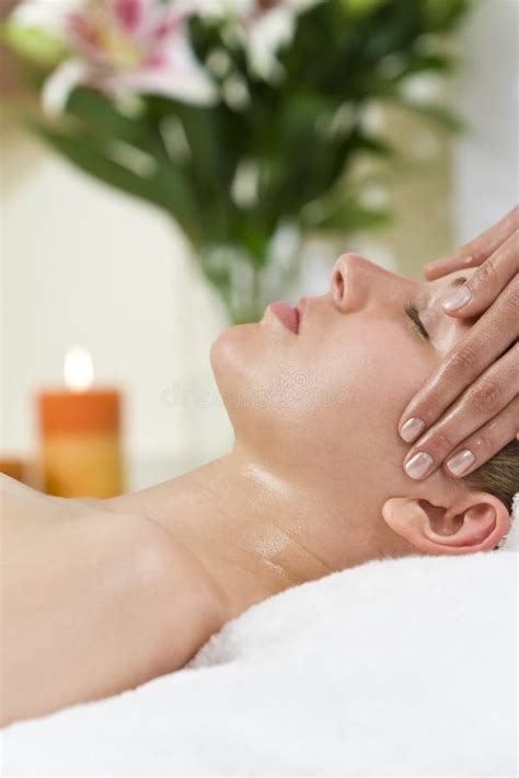 femme ayant le massage principal de détente à la station thermale de santé photo stock image