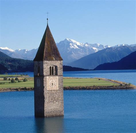 Majestätisch eingebettet inmitten der natur, hat man das gefühl, als sei die burg und später das schloss ottenstein immer schon da gewesen. Graun in Südtirol: Warum der Blick auf den See im Dorf ...