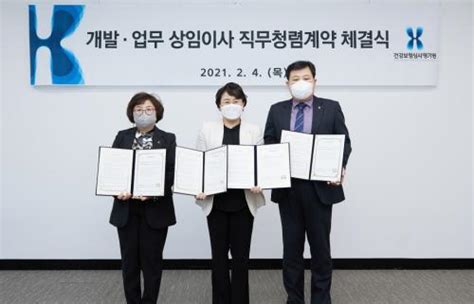 간단히 백신의 작동원리(기전)에 대해 설명드리면, chadox1 viral vector(전달물질)에 코로나 바이러스(사백신)을 주입하여 사람 몸에 주입합니다. 헬스케어N - 헬스조선,헬스케어엔