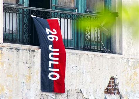 Voluntario, cuando las condiciones sociales, políticas, religiosas o económicas, llevan a un individuo o a un grupo de ellos a la determinación de autoexiliarse por temor a persecución o represalias; Un símbolo de la Rebeldía Nacional