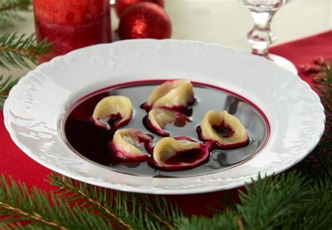 Check out a sample wigilia meal with polish recipes! Polish Christmas dinner: Carp in the bathtub and hay under ...