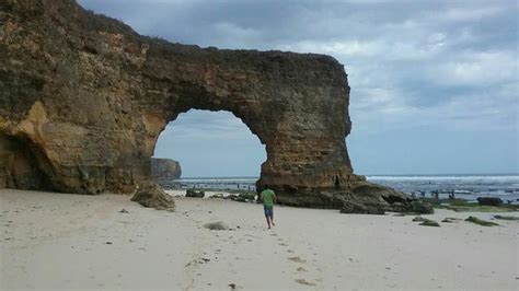 Pantai karang bolong merupakan salah satu pantai terkenal di provinsi banten yang terletak di kebupaten serang. Karang Bolong Pantai Bawana, Ikon Baru Wisata Pantai Pulau ...