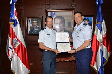 comandante general fuerza aérea de república dominicana recibe oficiales graduados de estado