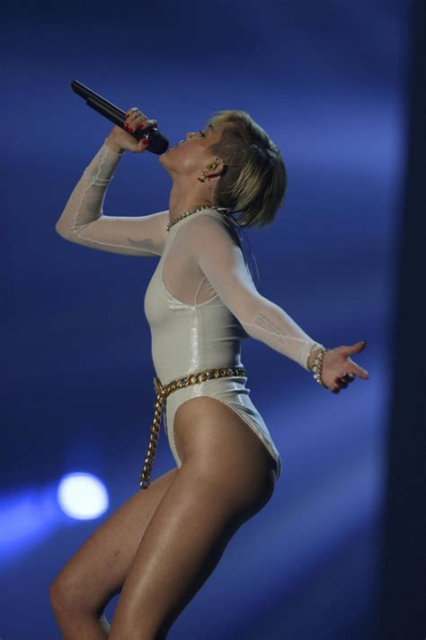 Here S What Miley Cyrus Wore During Her Mtv Europe Awards Performance Fooyoh Entertainment
