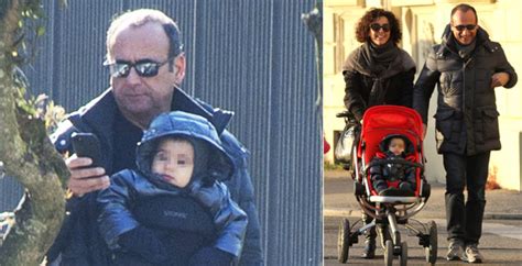Non pregavo solo per me stesso. Carlo Conti con la moglie Francesca Vaccaro e il figlio ...