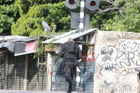 Operação no jacarezinho tem tiroteio e vias interditadas policiais militares do batalhão de ações com cães (bac), do batalhão de polícia de choque (bpchq) e do bope atuaram nas comunidades do jacarezinho, manguinhos e mandela Operação no Jacarezinho tem tiroteio e vias interditadas ...