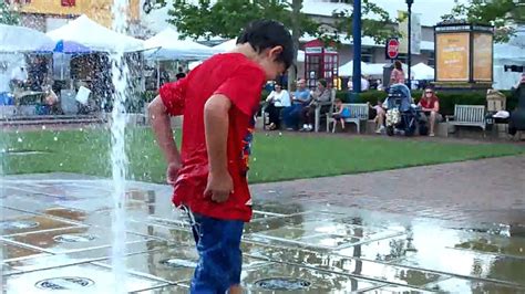 Kids In The Water Fountain Easton Town Center June 2009 Youtube