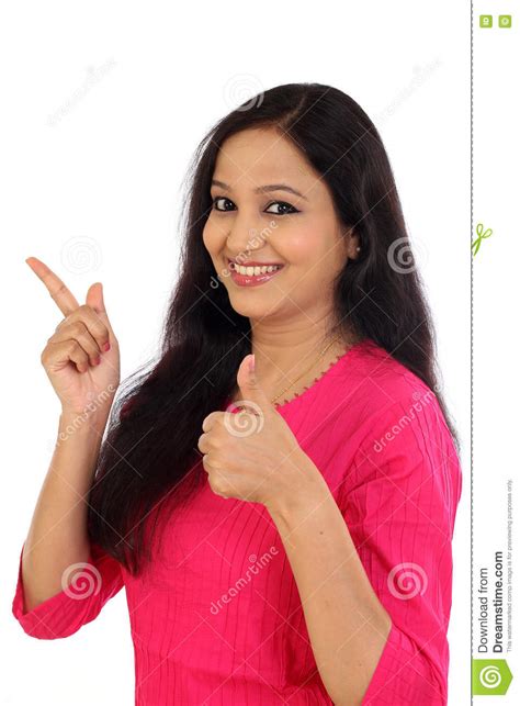 la mujer joven feliz que hace los pulgares sube gesto foto de archivo imagen de encargado