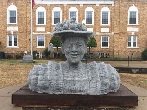 This Minnie Pearl Sculpture Is Made With Chicken Wire Pee Wees Blog