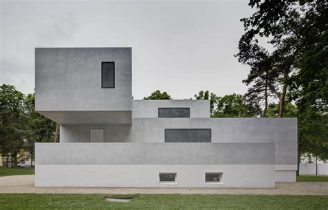 The bauhaus building in dessau, designed by gropius and opened in 1926, is a milestone of modern architecture. Subtil - Olaf Nicolai im neuen Meisterhaus Gropius Dessau ...