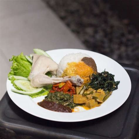 Sep 15, 2020 · sudah buka sejak tahun 2008, nasi padang di sini memiliki andalan kikil dan perkedel kentang, selain rendang dan ayam pop. 5 Nasi Padang Terpopuler Di Jakarta Yang Menggoyangkan ...