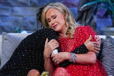 Kyle Richards Kathy Hilton Have Emotional Rhobh Season 11 Reunion