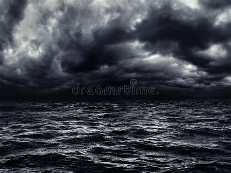 Dunkles Stürmisches Meer Mit Einem Drastischen Bewölkten Himmel