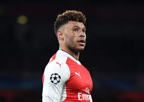 Check out this biography to know about his childhood, family life, achievements and fun facts about him. FC Liverpool: Mbappe & Oxlade-Chamberlain im Fokus