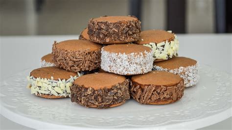 Alfajores De Maicena De Chocolate Tan Dulce Youtube