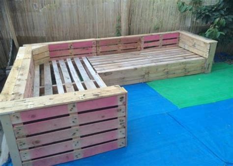 Diy projects diy pallet coffee table with hairpin legs. Patio Garden Corner Seating with Pallets | Pallet Ideas