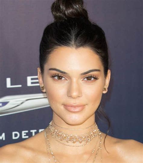 Dlisted Kendall Jenner Denies Getting Plastic Surgery Kendall Jenner Kylie Jenner Lips