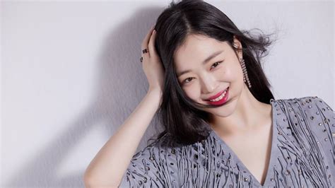 Sulli, who had more than five million followers on instagram, was a member of f(x) until she left in 2015 to focus on her acting career. Sulli (Korean Actress) Death, Age, Boyfriend, Bio, Height, Weight, Net Worth, Family, TV Shows ...