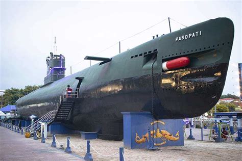 Kapal selam adalah kapal yang bergerak di bawah permukaan air, umumnya digunakan untuk tujuan dan kepentingan militer. Sejarah Monkasel, Monumen Kapal Selam Surabaya - Khas Surabaya