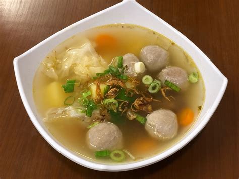 Potong bakso, kentang dan wortel kecil kecil. Resep Sop Bakso yang Enak dan Sederhana Ala Cafe