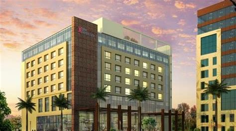 Restaurant, piscine extérieure et installations de conditionnement. Hilton Garden Inn Hotels in India - Hilton Garden Inn ...