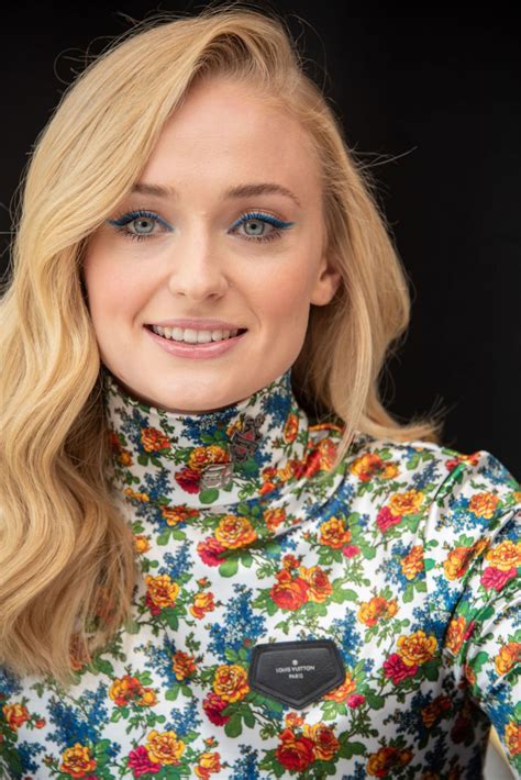Read on for how these stars handle the haters. SOPHIE TURNER at Dark Phoenix Press Conference in West ...