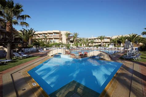 Mala vesnicka, hotel primo na plazi, takze snidate, obedvate i vecerite u plaze. Hotel Giannoulis Santa Marina Beach **** Kréta-Chania