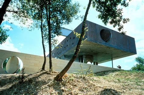 The bottom floor is sunk into the landscape, with an interior courtyard, facing the caretaker's residence and guest house. AD Classics: Maison Bordeaux / OMA | ArchDaily
