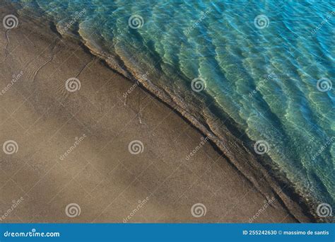 Playa Y Mar Que Dividen La Foto En Mitad Perpendicular Foto De Archivo
