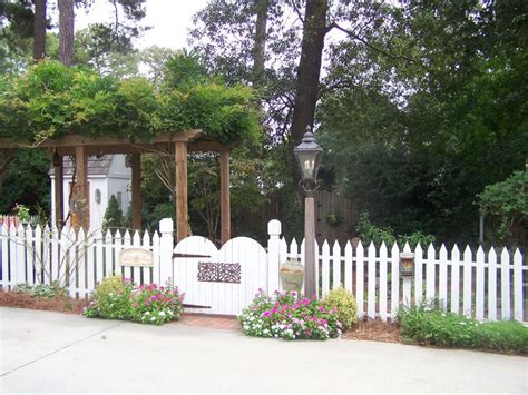 Michaels, a historic town in maryland, usa, situated on chesapeake bay. White picket fence, double gate | Garden Entrances/Gates ...