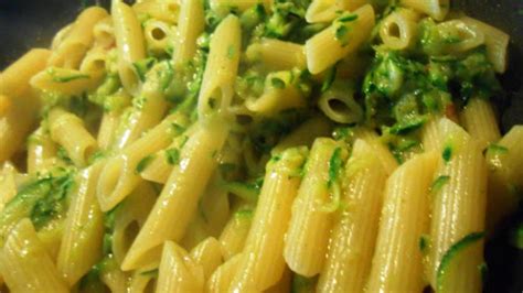 Aprende a preparar pasta con calabacín y tomate MUI KITCHEN Quemadores