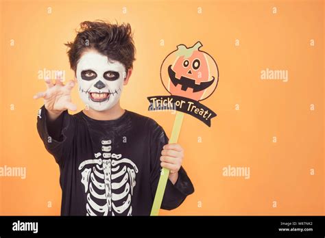 Children Halloween Trick Treat Hi Res Stock Photography And Images Alamy