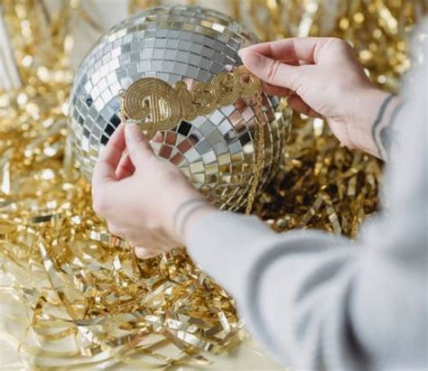 How To Throw The Best Glitz And Glam Party The Glamorous Woman Tricks