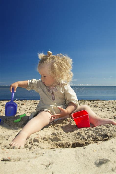 Bambina Che Gioca Nella Sabbia Sulla Spiaggia Dal Mare Immagine Stock Immagine Di Ritratto