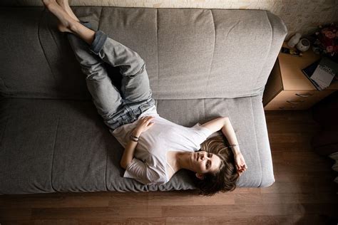 девушка лежит на диване смотрит в камеру Фотосессия Портретная