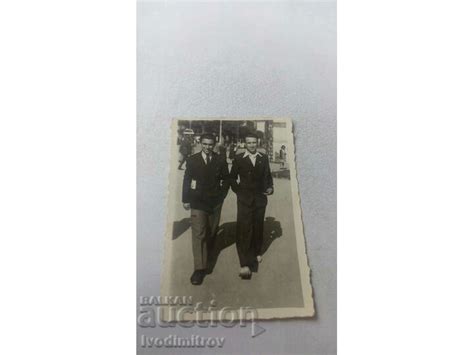 Снимка София Двама млади мъже на разходка Стари снимки Изделия от хартия balkanauction