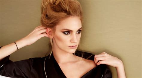 Her mother, gülay, is of turkish and bosnian descent and her father, osman, is of iraqi turkmen origin. Farah Zeynep Abdullah kimdir? İşte güzel oyuncunun hayatı ...