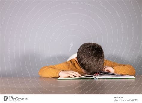 Junge Schreibt In Notizbuch In Der Schule Ein Lizenzfreies Stock Foto Von Photocase