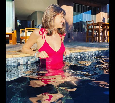 Photo Ophélie Meunier divine en maillot de bain rouge à la piscine à Marrakech le