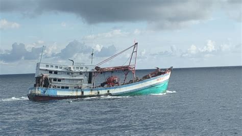 Illegal Fishing Petugas Indonesia Buru Kapal Vietnam Di Laut Natuna