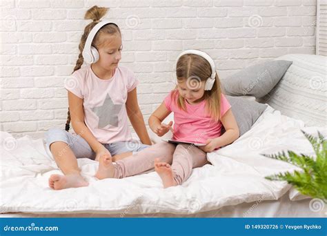 Zwei Kleinkindm Dchen Im Schlafzimmer Spielen Stockfoto Bild Von