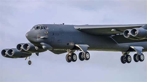 B 52 Bomber Makes Emergency Landing At Raf Mildenhall Bbc News
