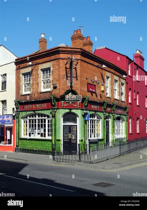 Corner Pub Hi Res Stock Photography And Images Alamy
