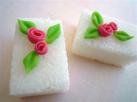 Le zollette decorate possono essere utilizzate durante un coffee party oppure come dolci segnaposto o come la. zollette di zucchero decorati in pasta di zucchero - Cake design - ... | su MissHobby