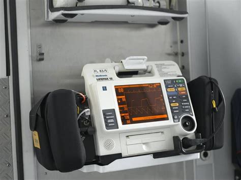 An ac defibrillator is the oldest and simplest type. Defibrillator | Anwendung, Funktion, Aufbau und Kosten