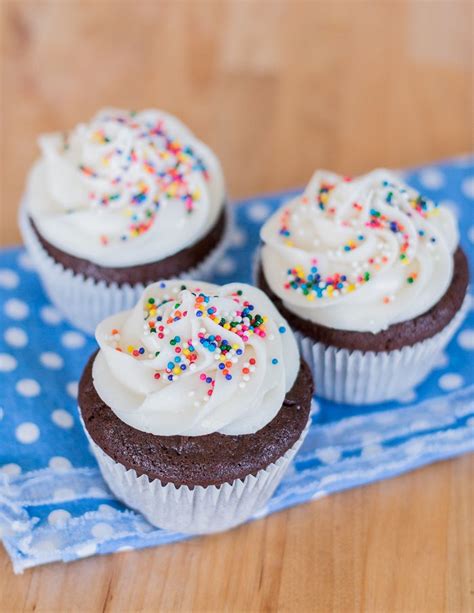 Simple Chocolate Cupcakes With Vanilla Buttercream Flour Arrangements