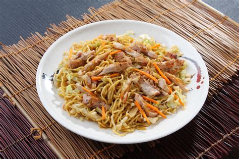 炒面 餐垫 面条 鸡肉 意大利面 竹子 泰国食品 特写 饮食 美味摄影素材 汇图网